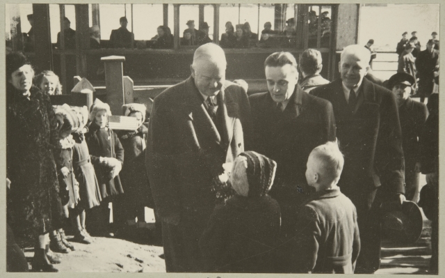 Herbert Hooverin toimi Suomen elintarviketilanteen helpottamiseksi myös toisen maailmansodan jälkeen. Yhdysvaltain entinen presidentti Herbert Hoover tapasi toukolalaislapsia vieraillessaan Helsingissä maaliskuussa 1946. Hoover kävi Suomessa myös 1938, jolloin hänet vihittiin Helsingin yliopiston kunniatohtoriksi. Hän johti talvisodan aikana Yhdysvalloissa Suomen hyväksi suoritettua varainkeruuta. (Museovirasto)